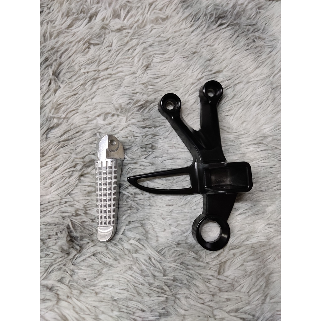 Full bộ pát gác chân sau & cục nhôm gác chân sau bên phải raider fi - satria fi chính hãng suzuki indonesia
