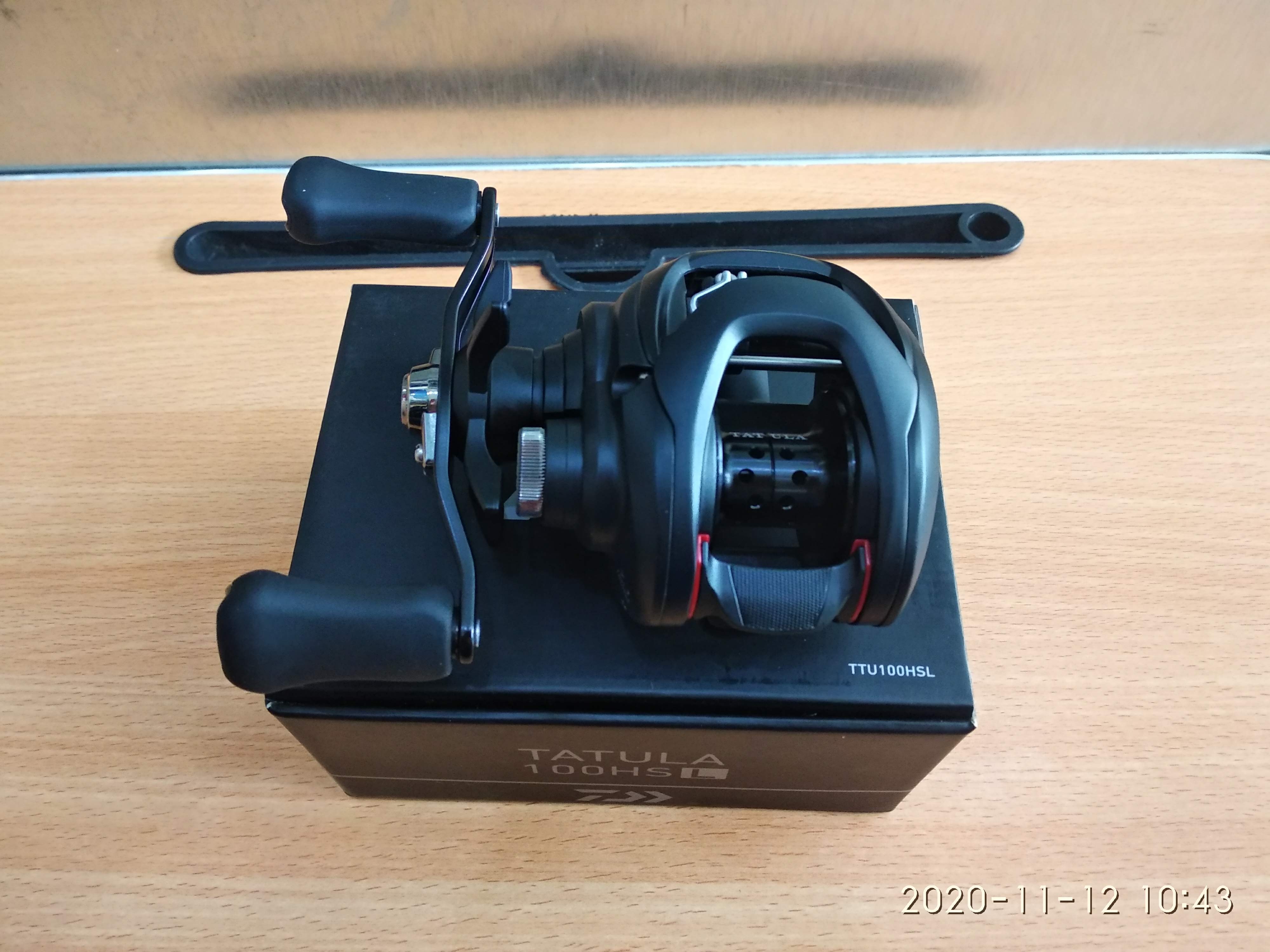 Tặng 01 túi máy câu + 1 con frogtoon v1 - máy câu cá daiwa 2019 tatula 100hsl - máy ngang - trái