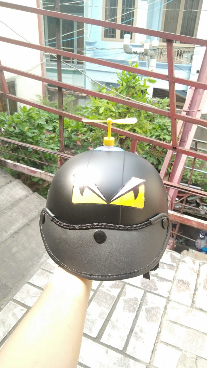 nón bảo hiểm đôi mắt fendi hot trend (nhiều màu lựa chọn khách tự dán theo sở thích)