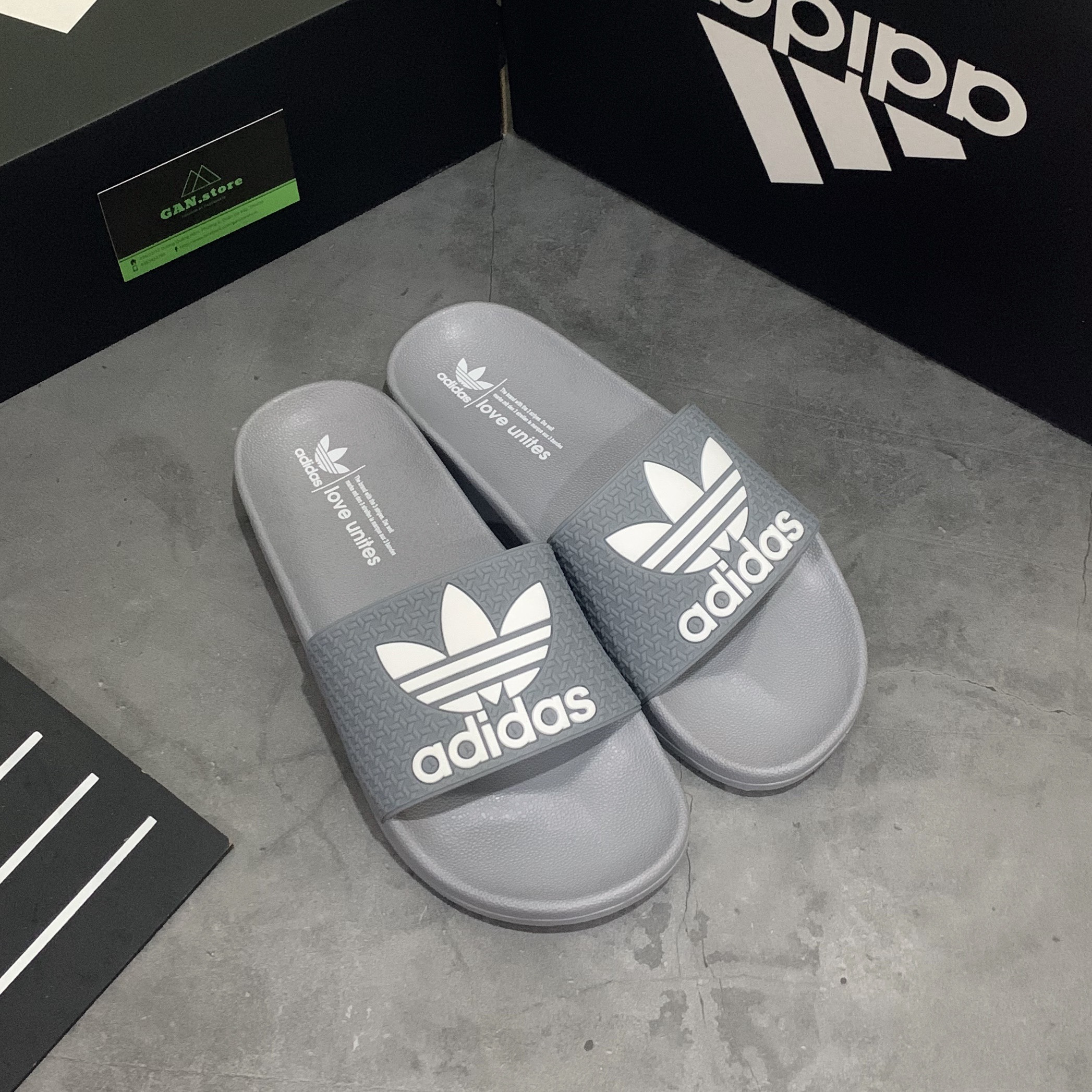 [HCM]DÉP ADIDAS ADILETTE XÁM - LOGO NỔI SANG TRỌNG - HÀNG FULL BOX
