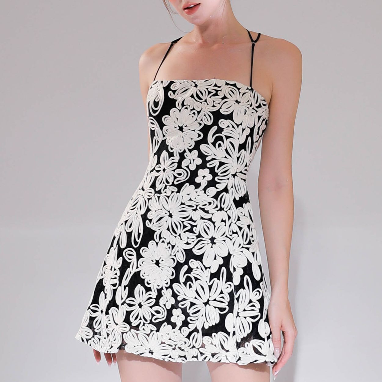 ELPIS - [Video] Đầm ngắn hai dây dáng A hở lưng SS22D10