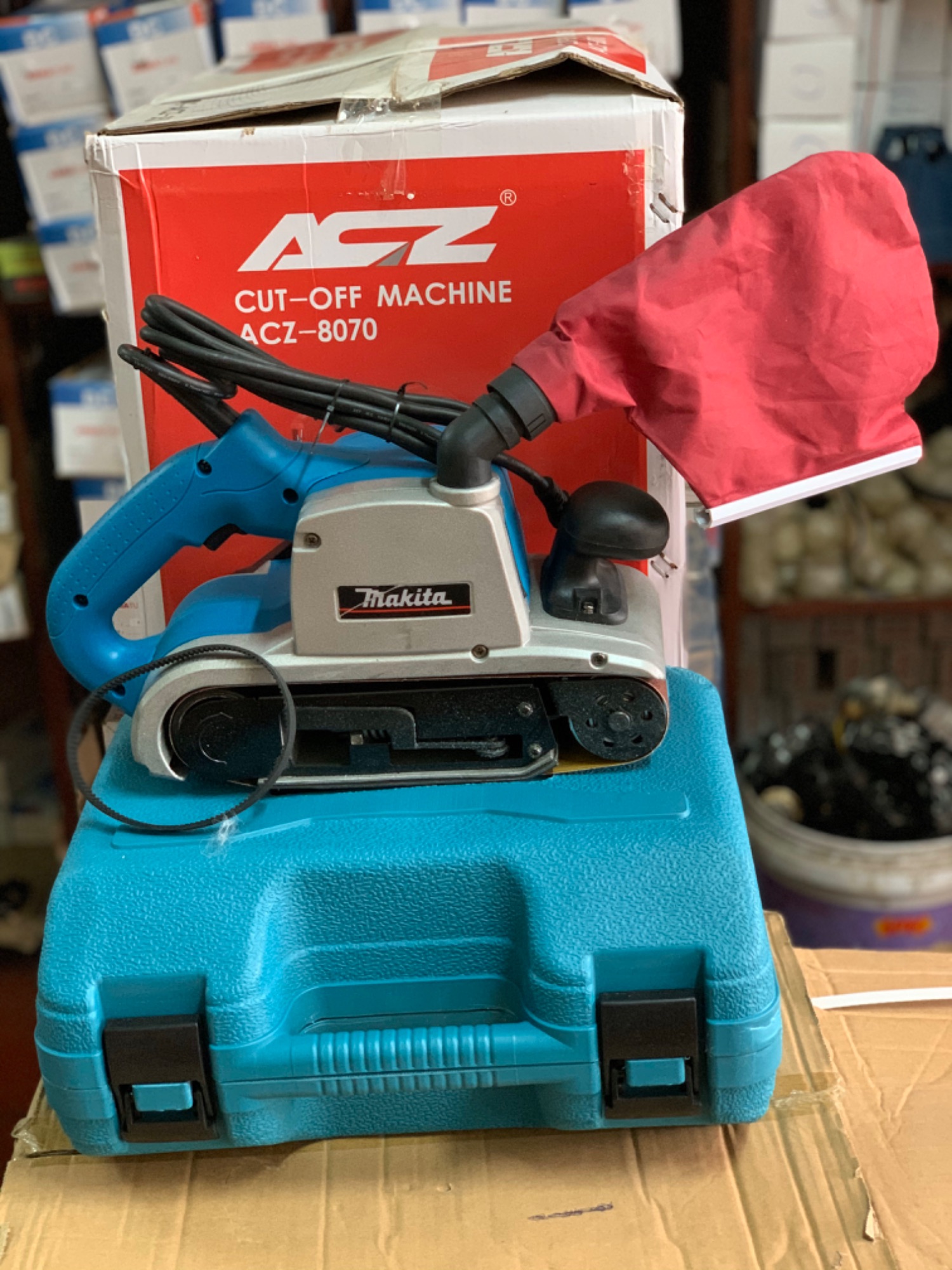 Máy chà nhám xe tăng 9403 makita