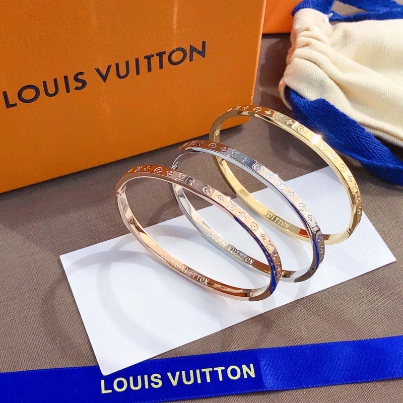 Vòng tay nam Louis Vuitton luôn là biểu tượng của sự sang trọng và đẳng cấp. Năm 2024 này, bản thiết kế mới táo bạo cùng chất liệu cao cấp sẽ mang đến cho quý ông một phong cách đầy đặn và cuốn hút.