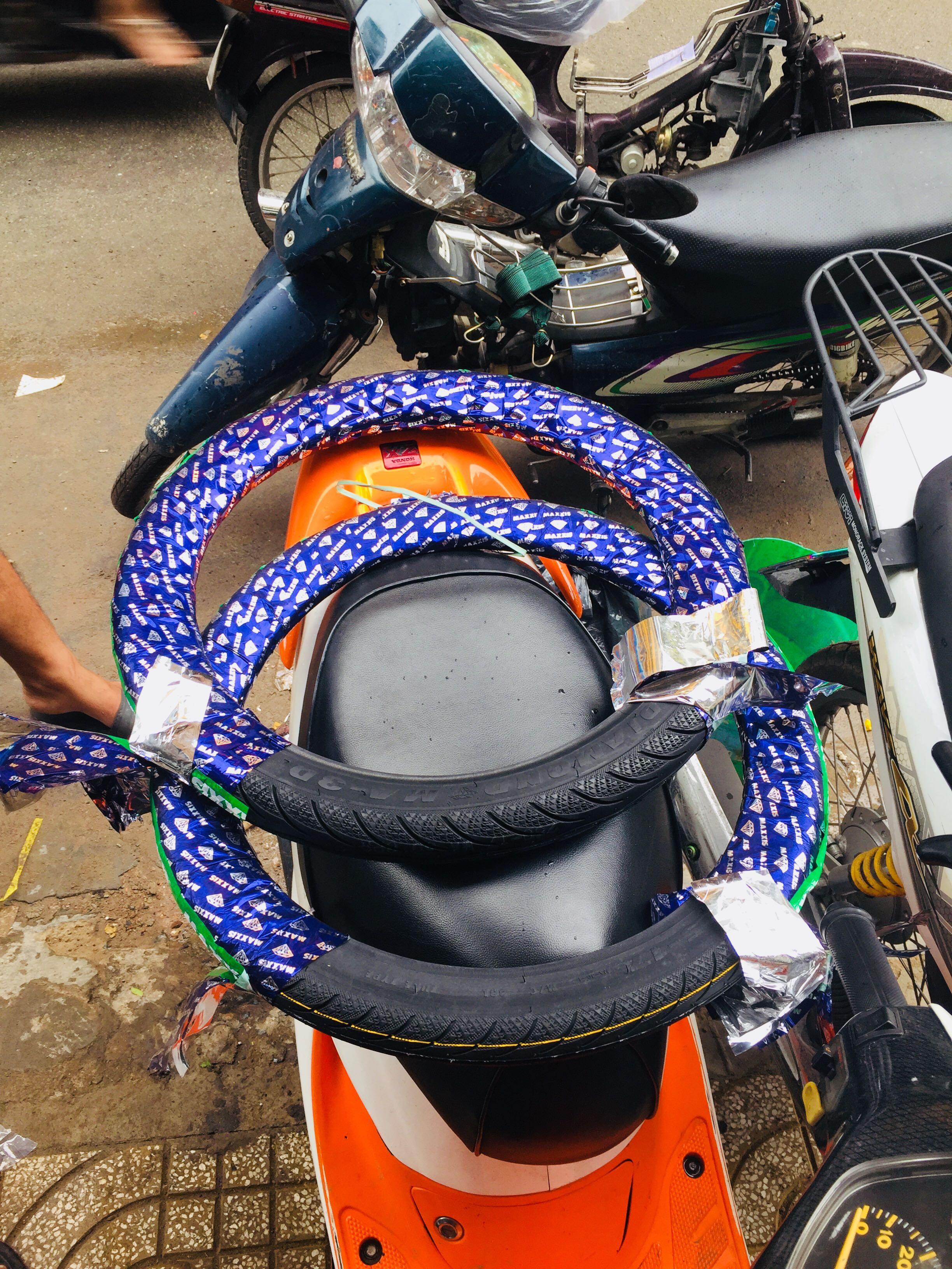 Cặp vỏ xe Maxxis 2 25 17 và 2 50 17 sản phẩm bền bỉ