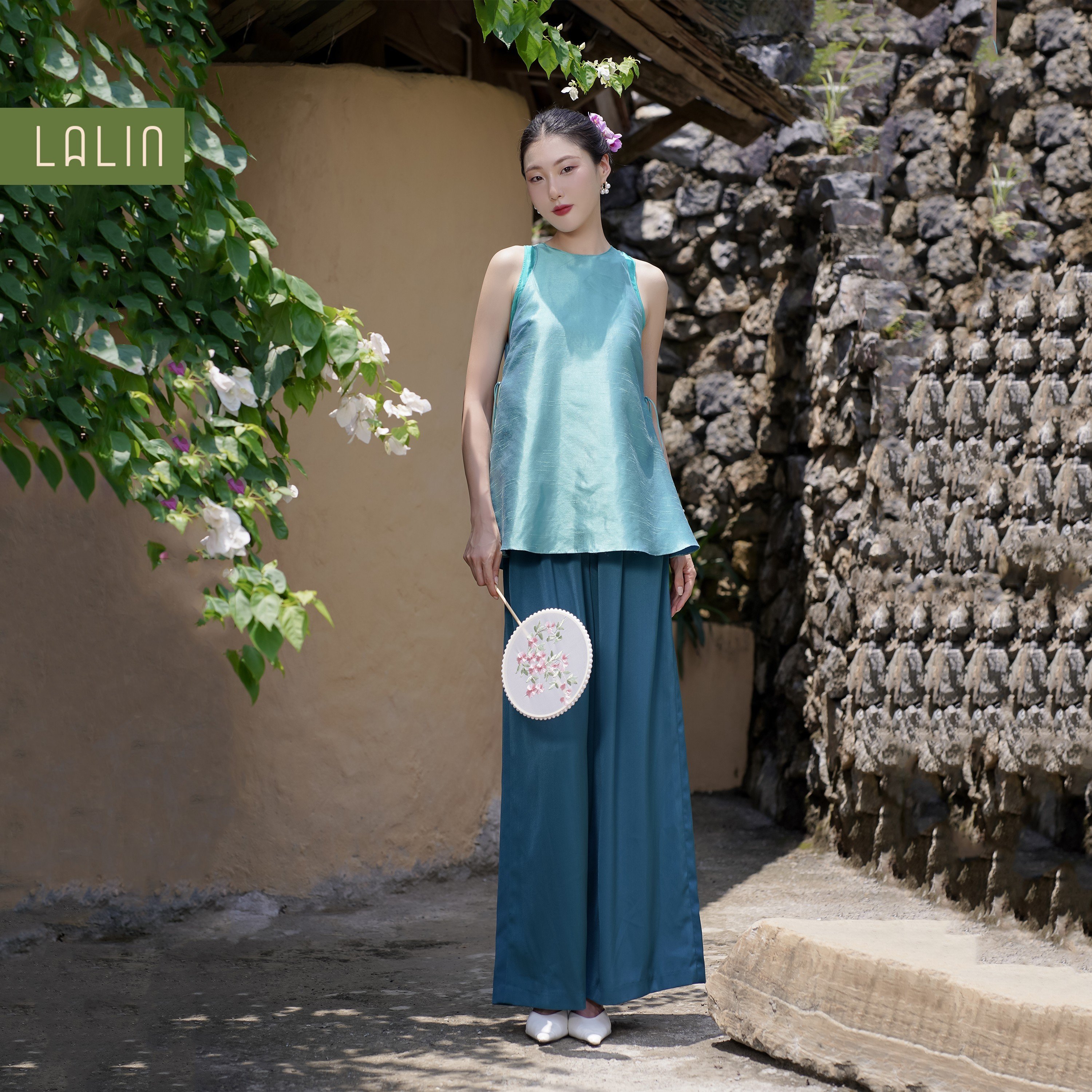 Áo lụa Tafta Lalin cổ yếm dáng suông Vân Ánh