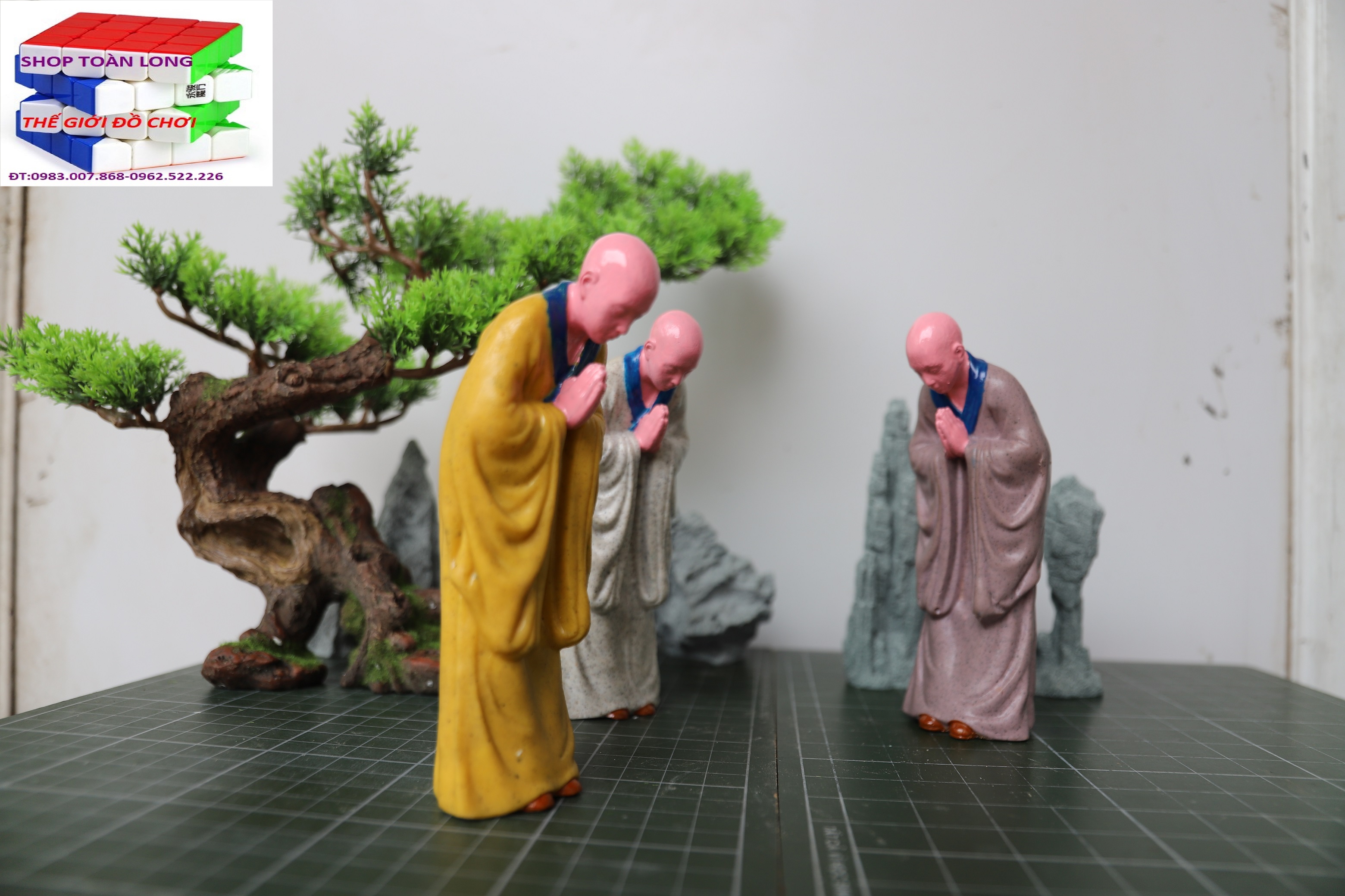 Nhà sư lạy phật, nhà sư bái phật. tăng nhân bái phật. . Trang trí nhà cửa, tiểu cảnh, sân vườn, bể cá ....