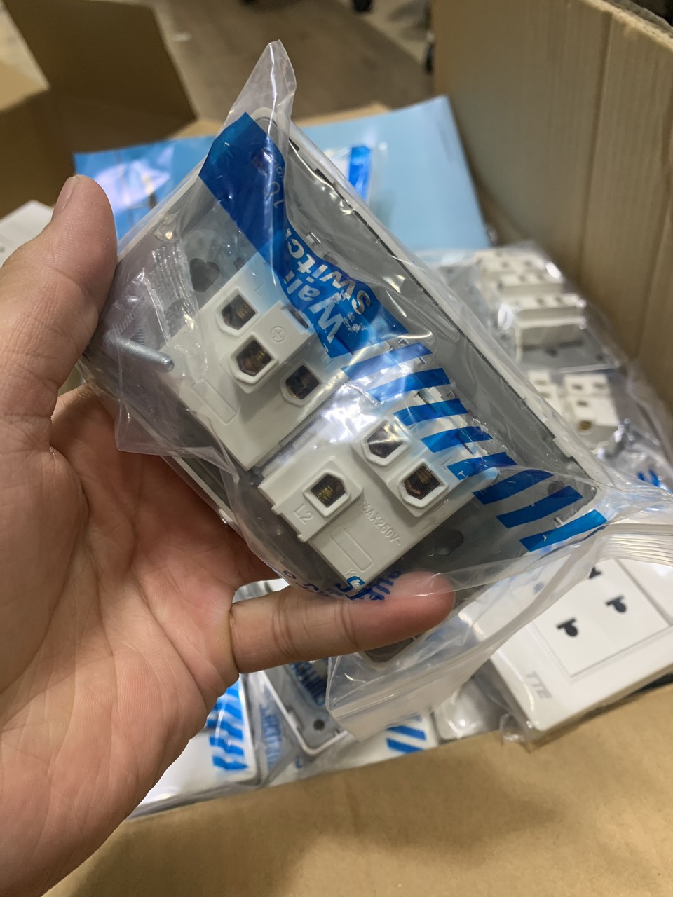 Ổ cắm điện kết hợp công tắt điện âm tường TTE cao cấp