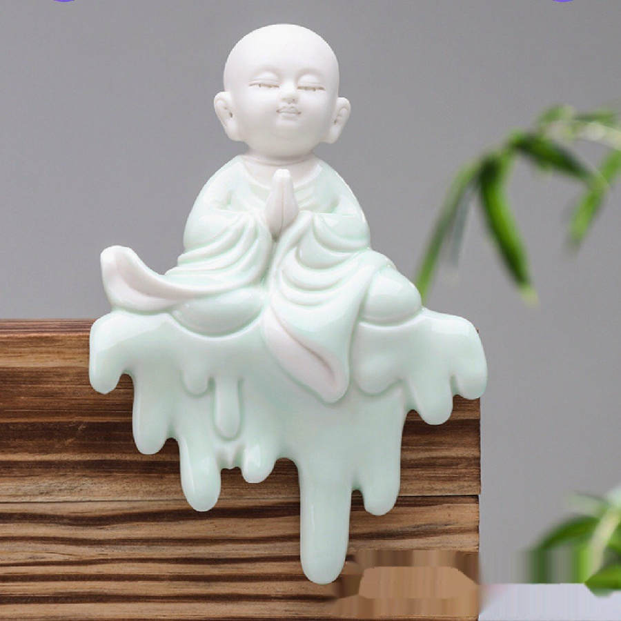 Tượng chú tiểu ngồi niệm phật bạch gốm men nhiễu chú tiểu bằng gốm chắp tay