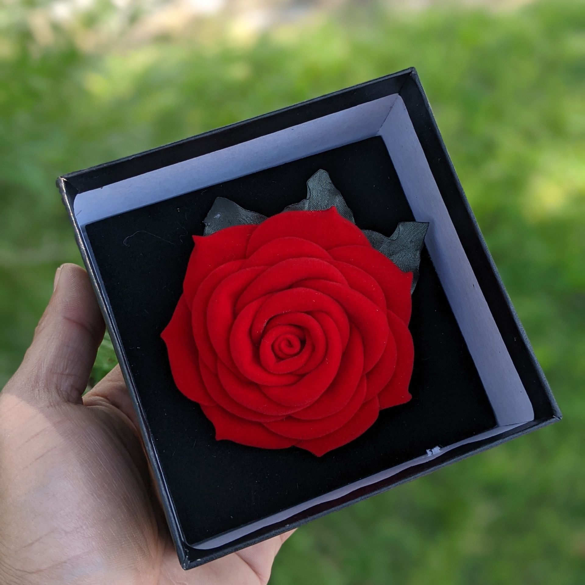 Hoa cài áo váy handmade, hoa hông nhung cao cấp