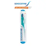 Bàn chải đánh răng SENSODYNE Deep Clean Soft thiết kế với lông bàn chải mềm, nhỏ, giúp làm sạch sâu kẽ răng