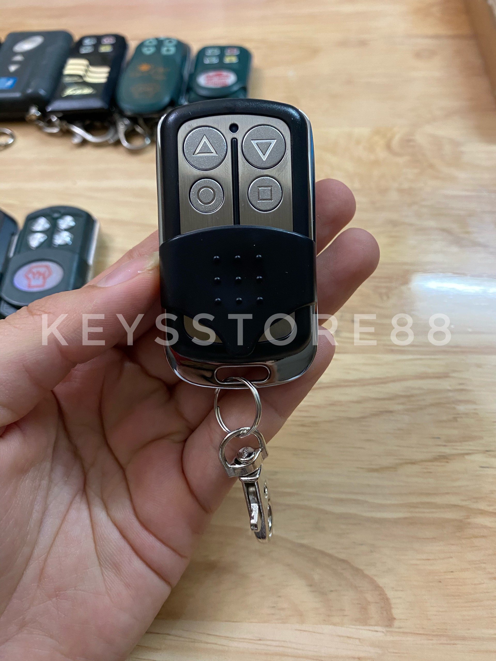 Tay khiển cửa cuốn sao chép chuyên dụng bằng máy HCD và TY 300 chuyên dụng