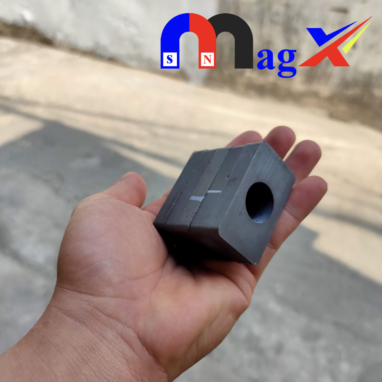 Nam Châm Ferrite Khối 50x30x10 Chuyên DIY Làm Loa (Lỗ Tâm NC)