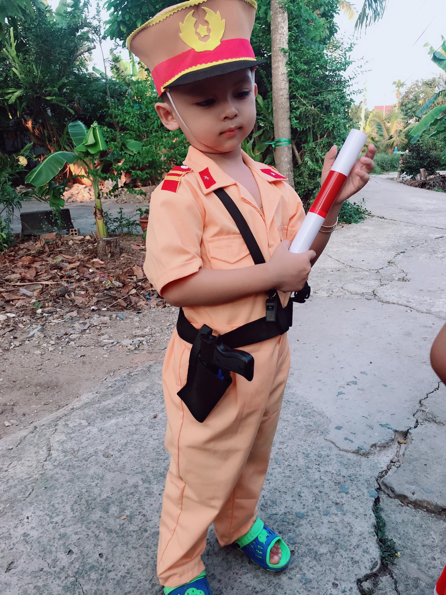 Bộ quần áo công an giao thông trẻ em đầy đủ phụ kiện