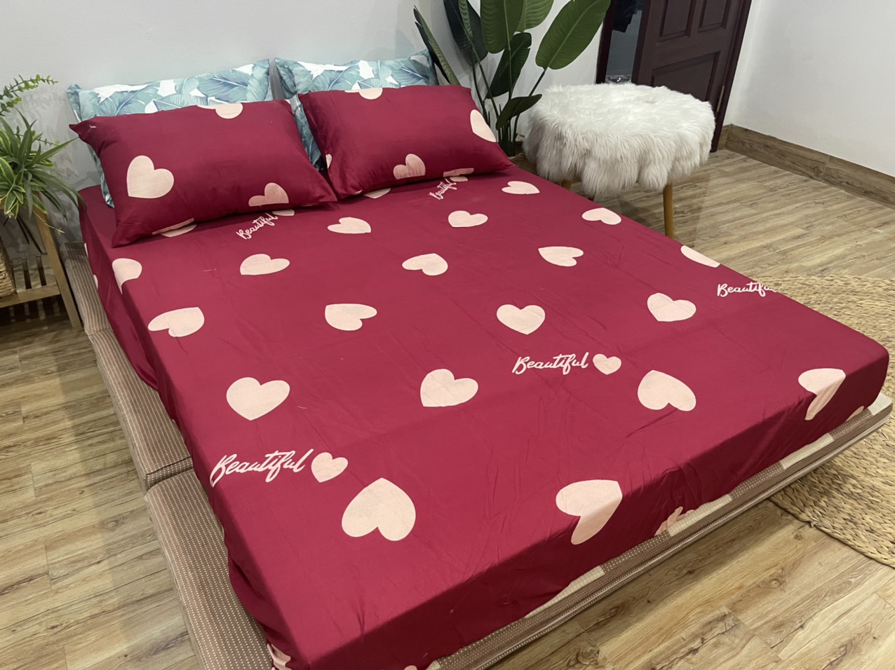 BỘ CHĂN PHAO GA GỐI 5 MÓN ( 1 GA + 2 VỎ GỐI NẰM + 1 CHĂN PHAO + 1 VỎ GỐI ÔM ) ĐỎ TRẮNG TRÁI TIM PHAO