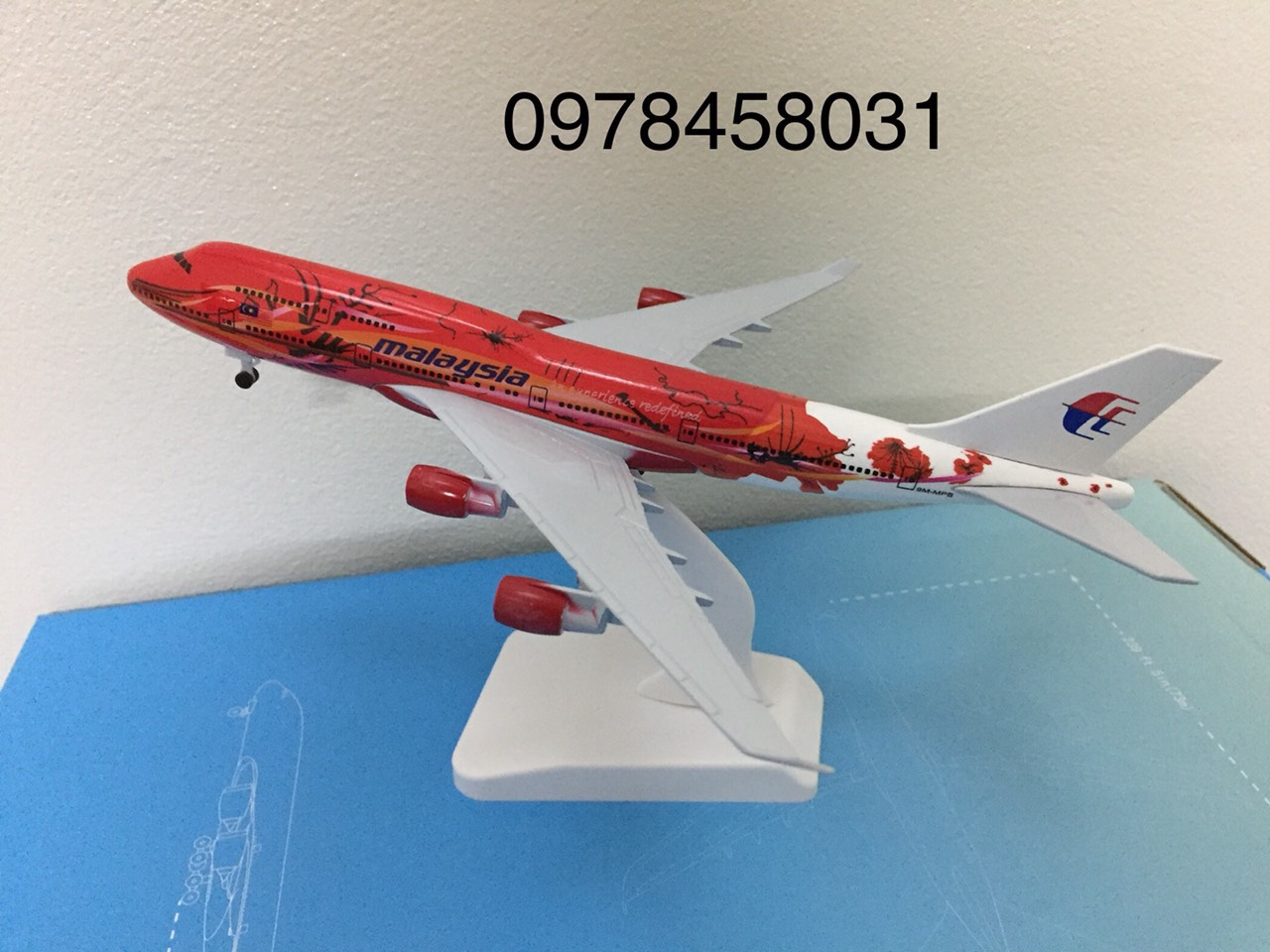 Mô hình máy bay Malaysia đỏ 18cm có bánh xe