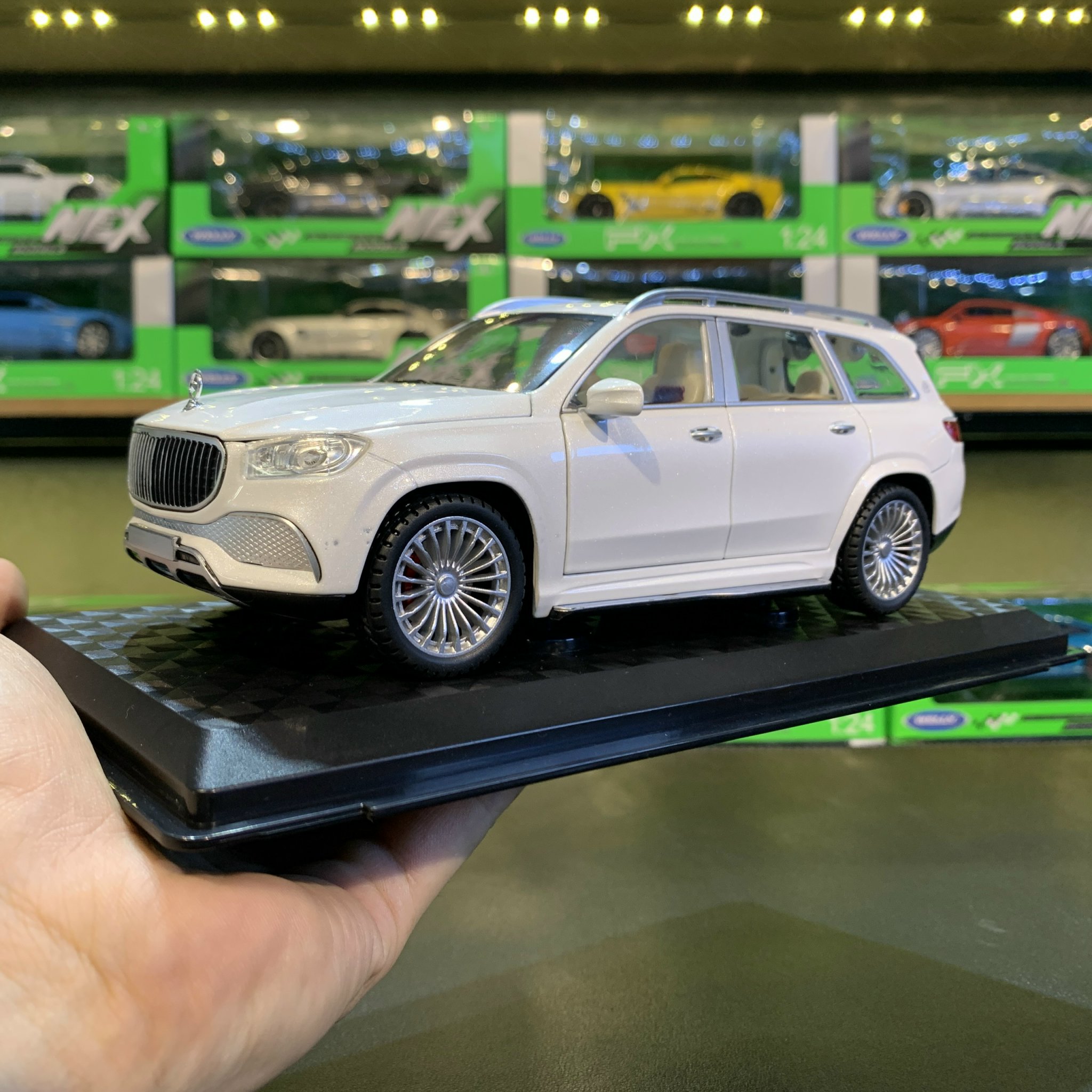 Xe Mô Hình Trưng Bày Mercedes-Benz Maybach GLS600 Tỉ Lệ 1:24 Của Hãng CHIMEI