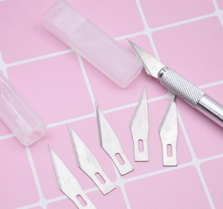 Dao trổ dùng để cắt gọt một số chi tiết nhỏ gồm nhiều lưỡi dao thay thế