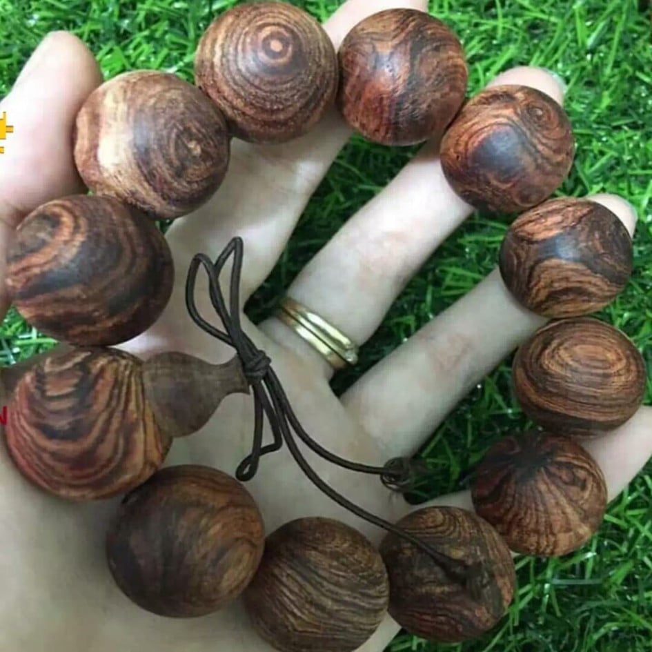 Vòng tay gỗ sưa đỏ tự nhiên 20ly và hộp đựng cao cấp