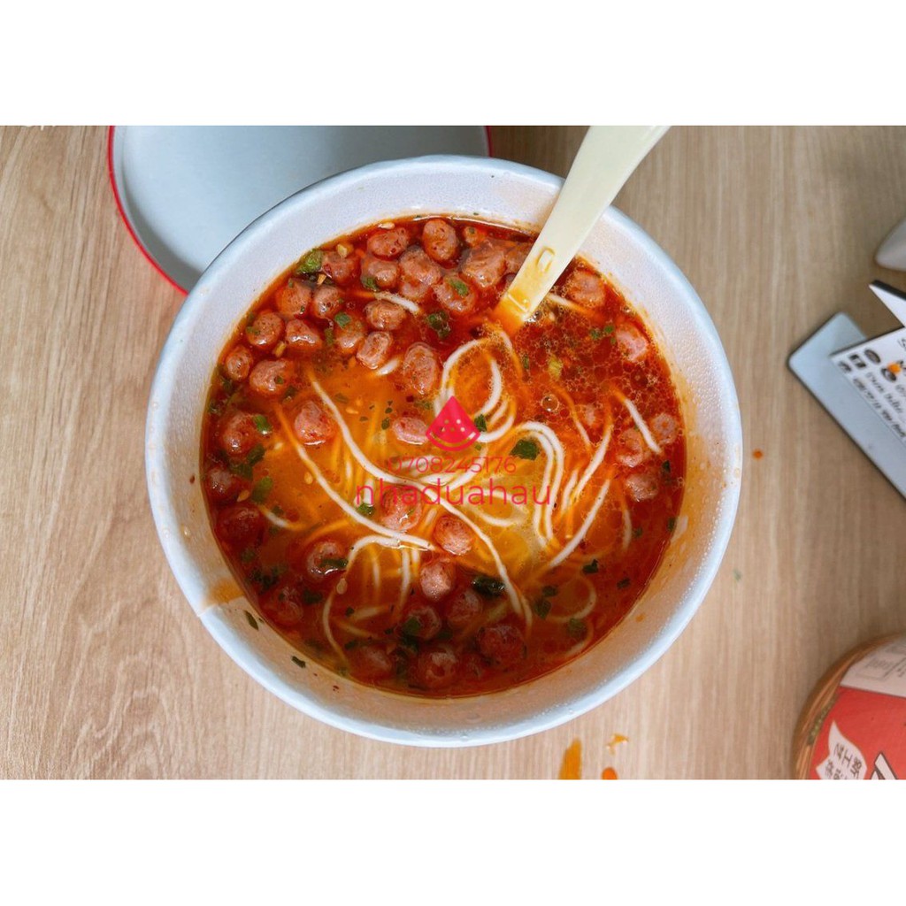 Một lốc gồm 6 ly mì bò cay có viên thịt thật niuroumian hongkong ly 115g