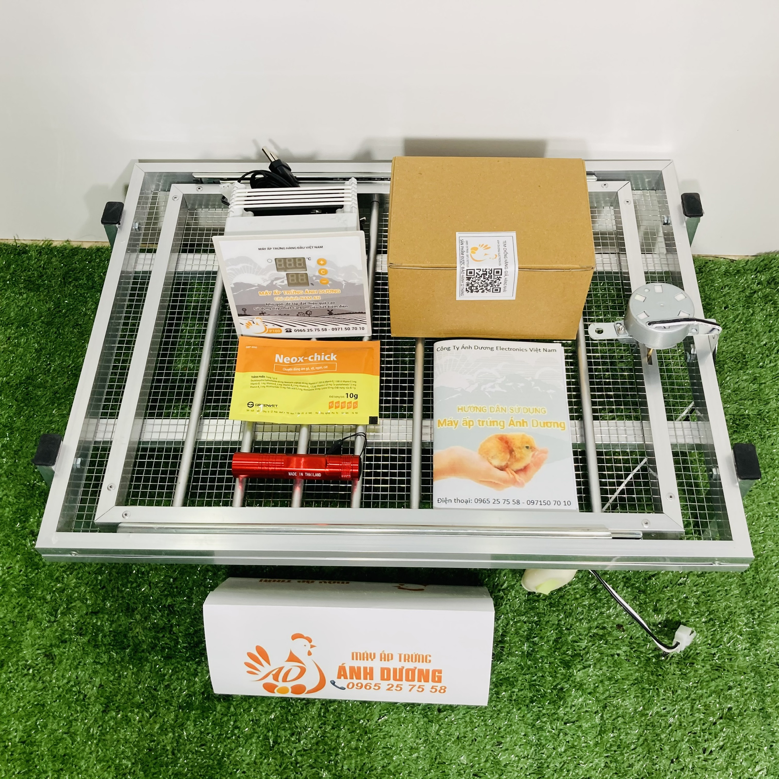 Combo 3 món: Máy ấp trứng gà mini ánh dương P100 +  Khay đảo tự động bằng nhôm + Đèn pin soi trứng ( Tặng úm cao cấp )