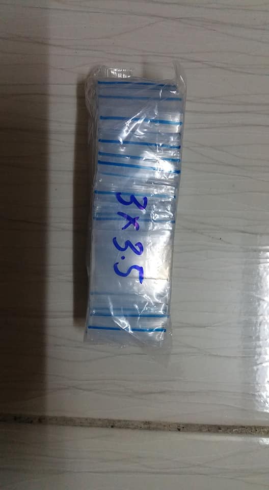 200 chiếc túi zip mini loại nhỏ kích thước 3x3.5 cm trong suốt viền xanh giá 60k/200c