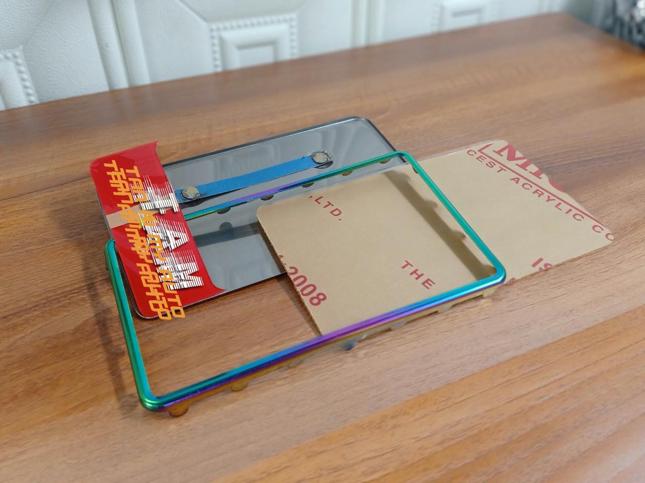 Khung biển số xe máy viền titan 7 màu có logo mica trang trí, lặp đặt đơn giản tại nhà với đầy đủ phụ kiện