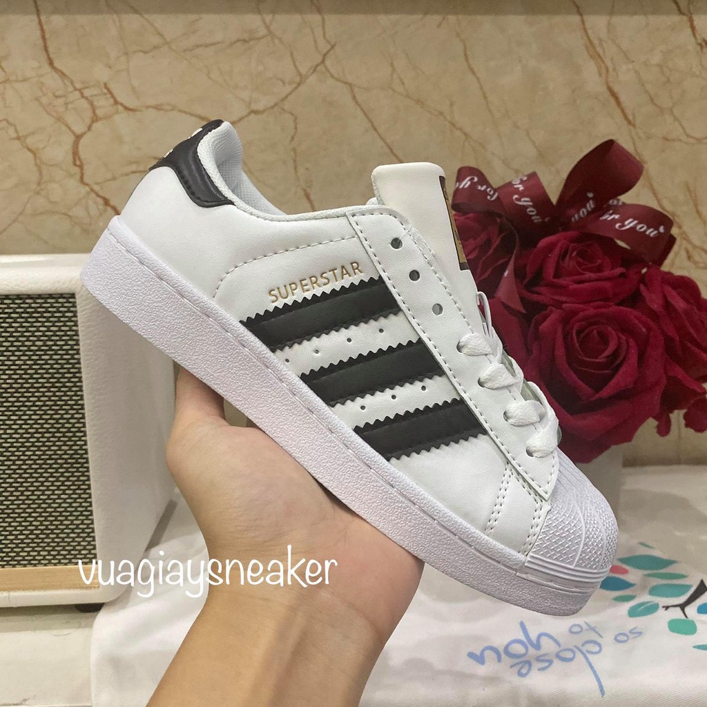 Giày superstar tem vàng
