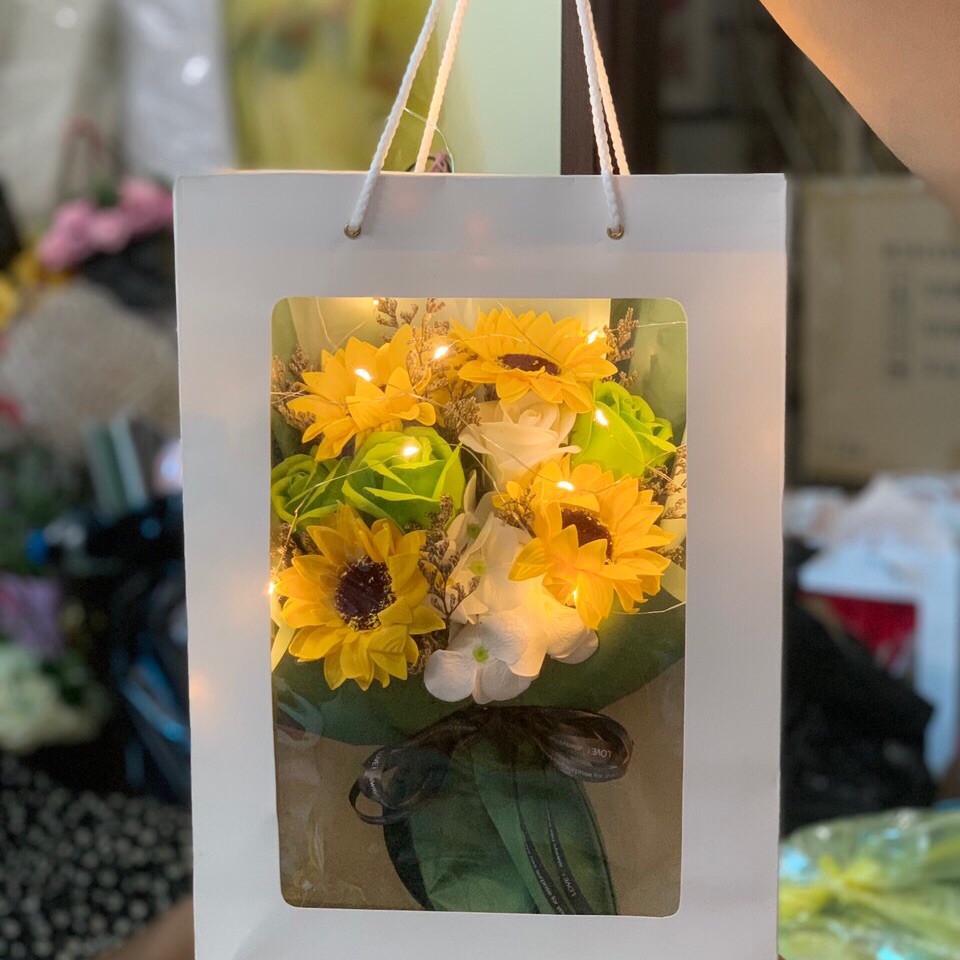 [Quà Valentine] Bó hoa hướng dương mix hoa khô. Tặng kèm túi thiệp và đèn led trang trí