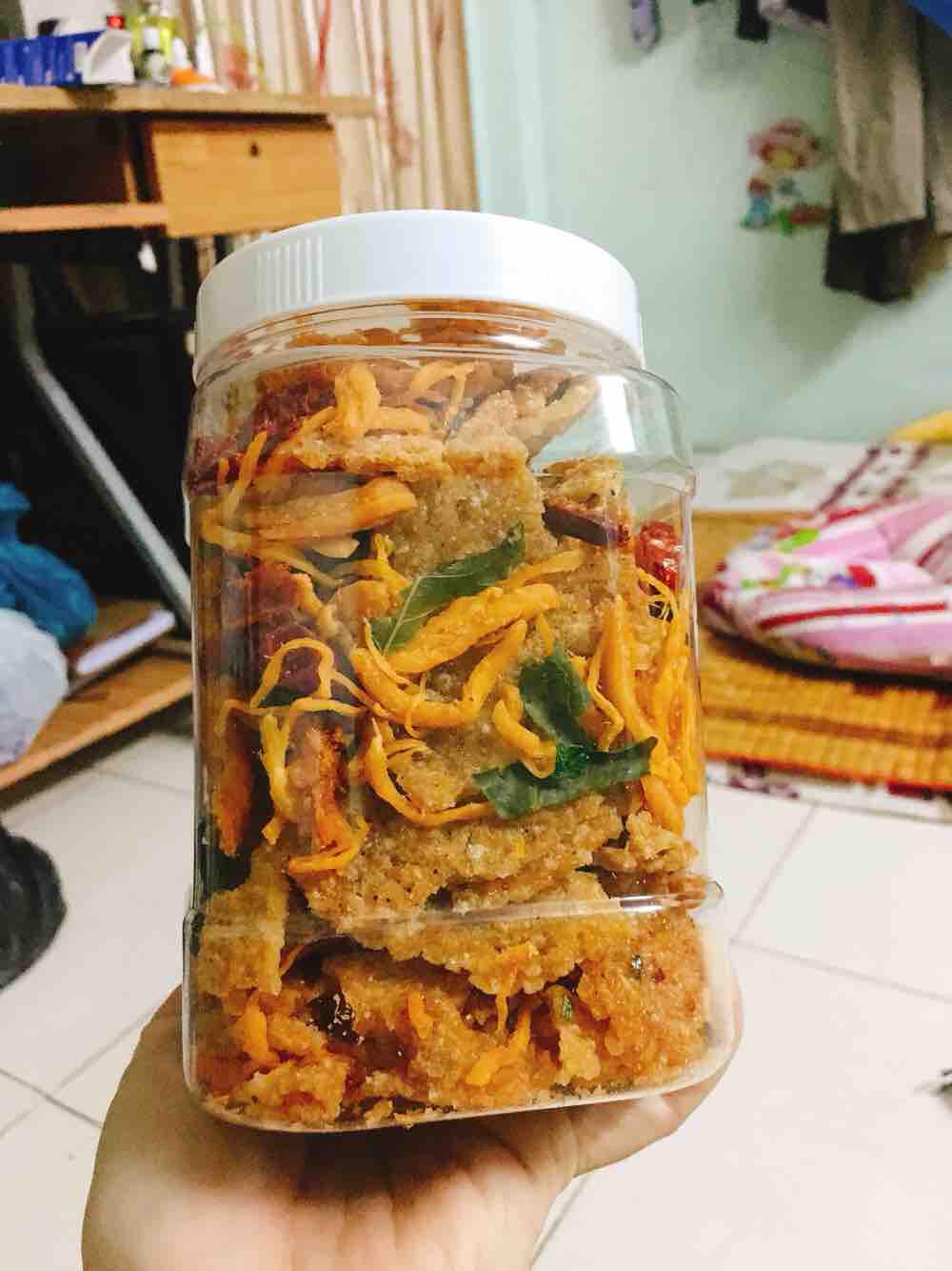 Khô gà cơm cháy 400gr tặng 1 con emoji khi mua 3 hộp trở lên