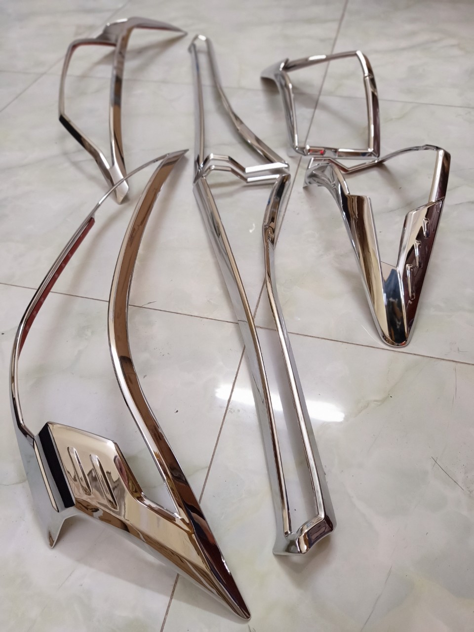 Bộ ốp viền đèn pha + Hậu mạ crom xe Toyota Veloz Cross đời 2022