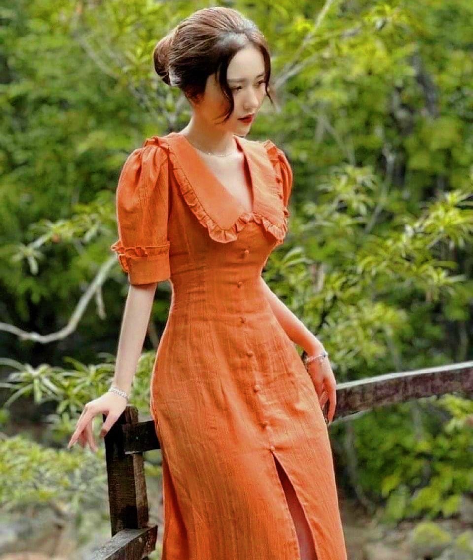 Đầm cam cổ bèo nút bọc