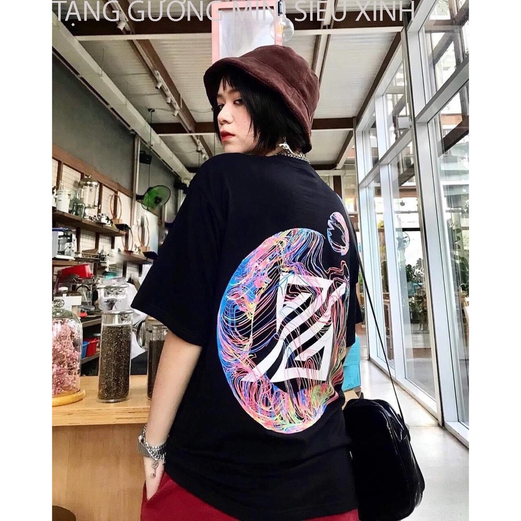 Áo thun đen họa tiết nổi bật, tặng kèm gương mini siêu xinh, kiểu dáng đơn giản, trẻ trung, thiết kế với form dễ mặc, thoải mái, dễ kết hợp với các trang phục, phụ kiện khác