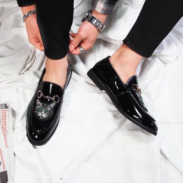 giày lười tây da bóng khóa ngang thêu mèo