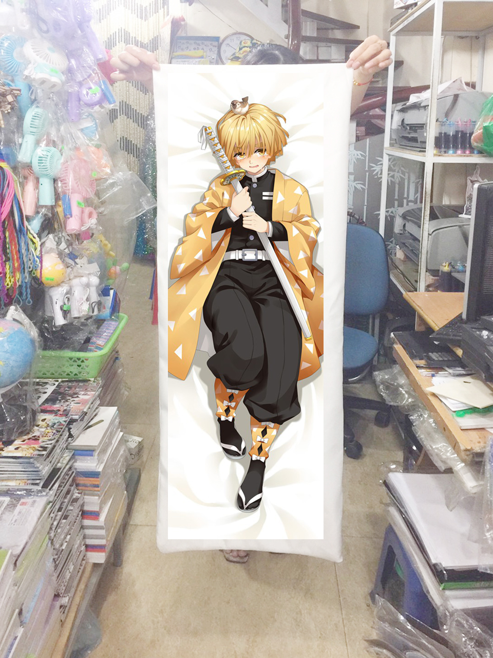 Gối ôm dài Agatsuma Zenitsu kimetsu no yaiba Thanh gươm diệt quỷ M1 tặng 1 huy hiệu