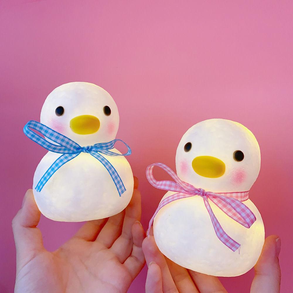 Đèn Ngủ Mini Không Dây Hình Con Vịt Đeo Nơ Siêu Dễ Thương