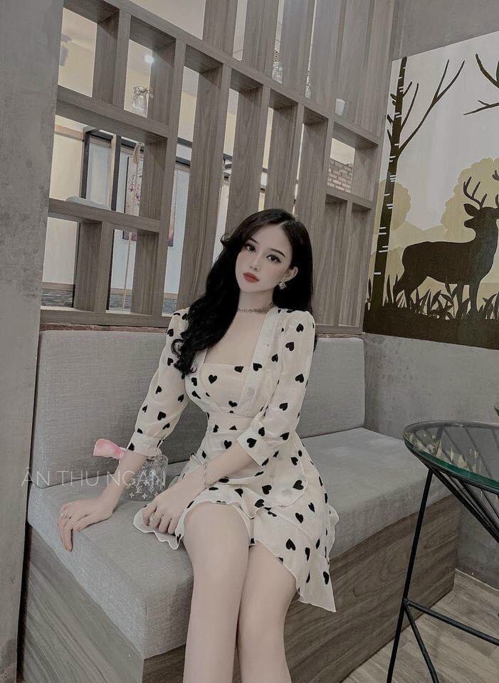 Đầm họa tiết trái tim , tay dài cổ vuông xinh xắn , chất von mềm mịn, dịu dàng form chuẩn đẹp như hình, ttsgr