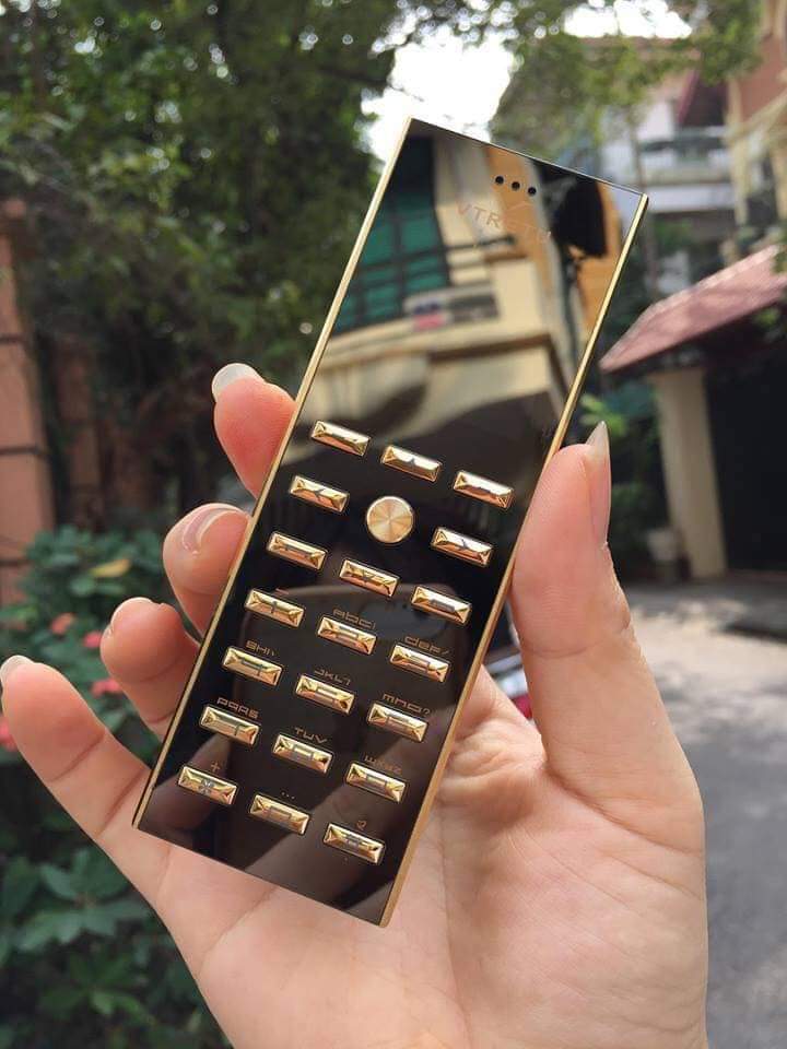 Điện Thoại Vetu V02 vàng, đen, tặng kem bao da