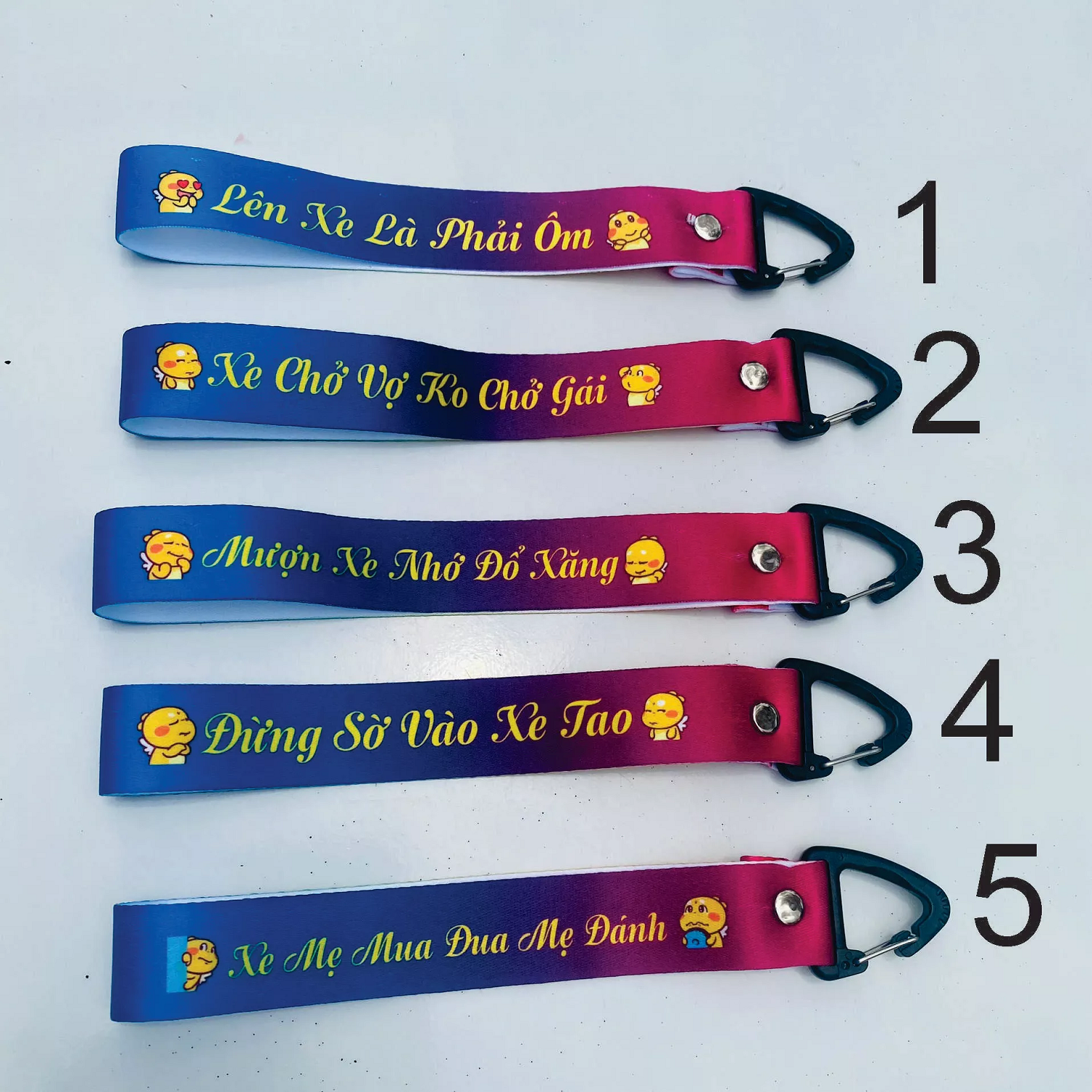 Dây móc khoá hot nhất "Mượn xe nhớ đổ xăng - Xe chở vợ ko chở gái - Lên xe là phải ôm - Đừng sờ vào xe tao - Xe mẹ mua đua mẹ đánh"