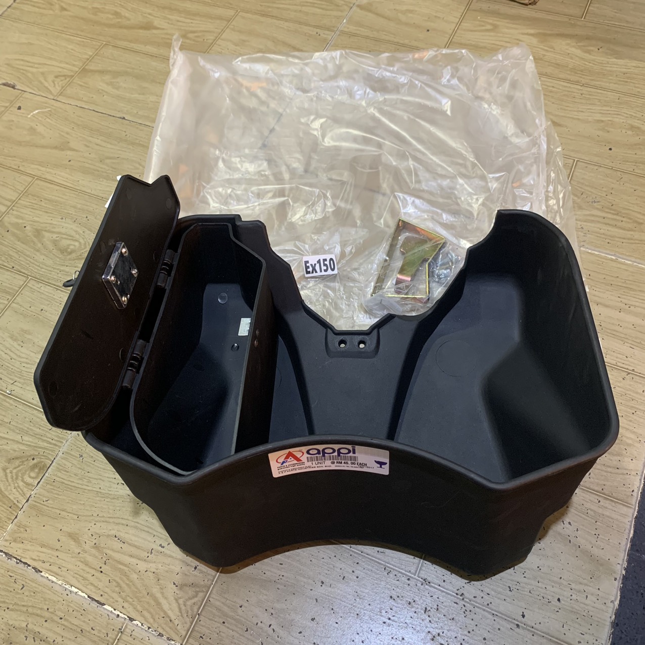  Rổ giữa xe EXCITER 150 appi V8 có hộp nhỏ và có khóa 