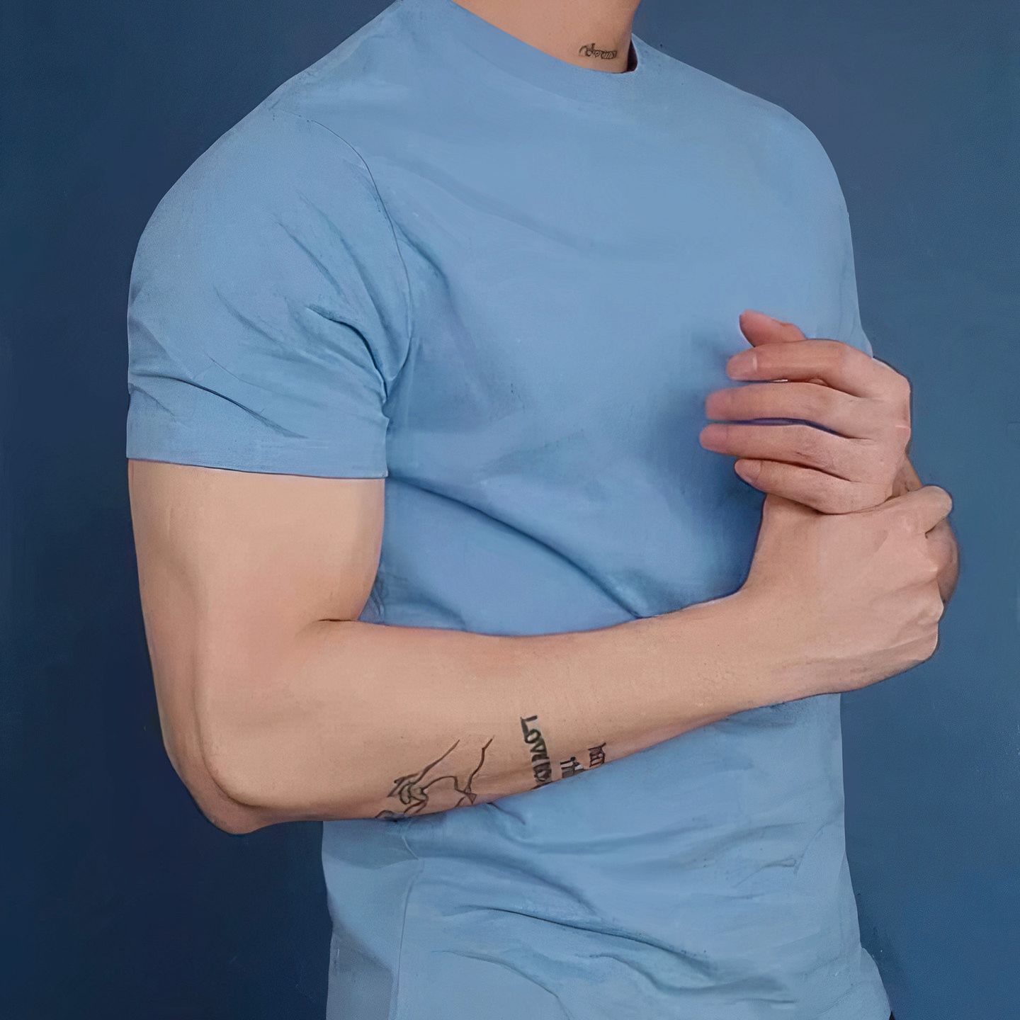 Round Neck T-Shirt for Men and Women in Many Colors, Plain Style, Short Sleeves, Thick Stretchy Cotton Fabric T-Shirt Model, Body-Hugging Form - 5