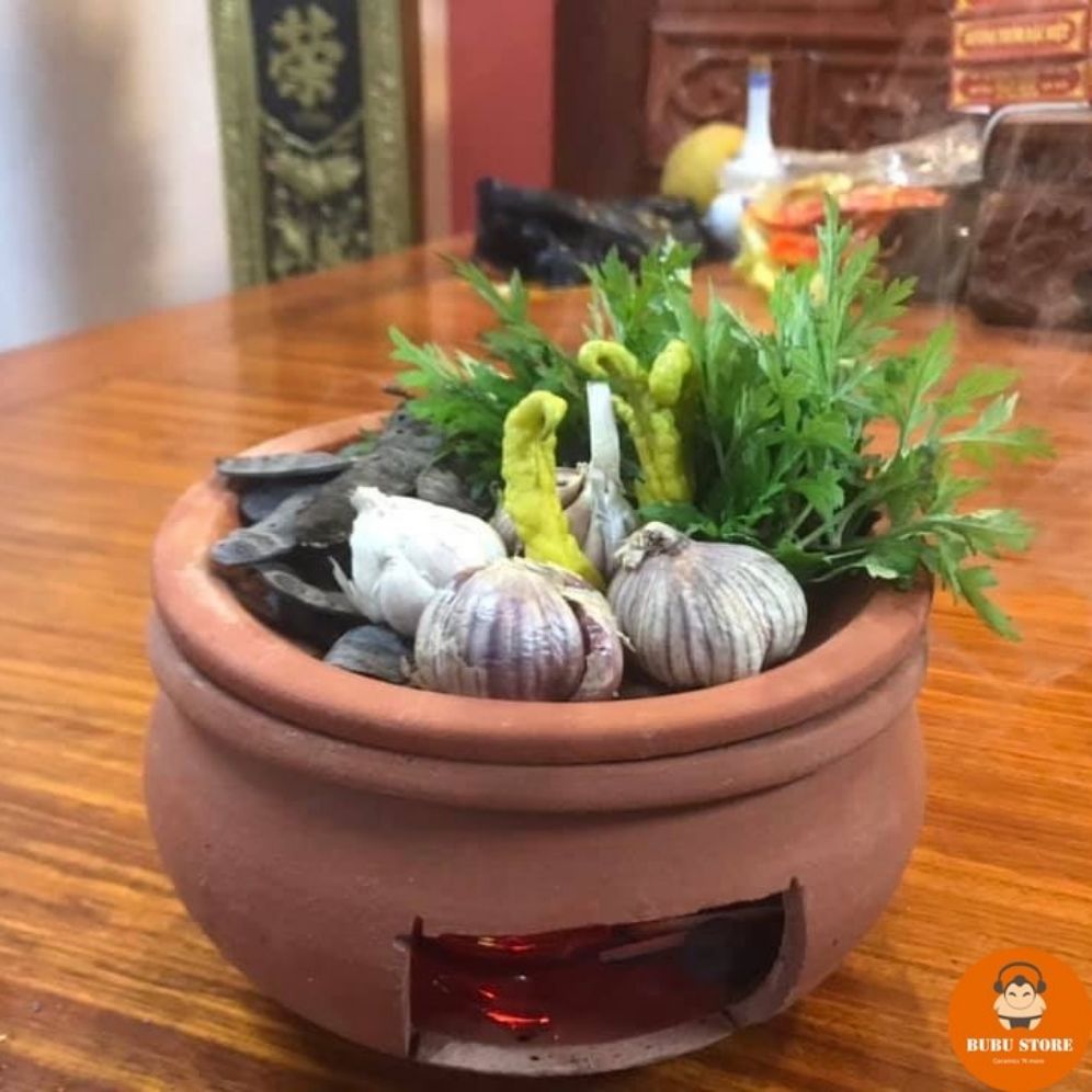 Bếp đất nung đốt, xông hơ bằng bồ kết, vỏ chanh, sả, bưởi, tỏi...
