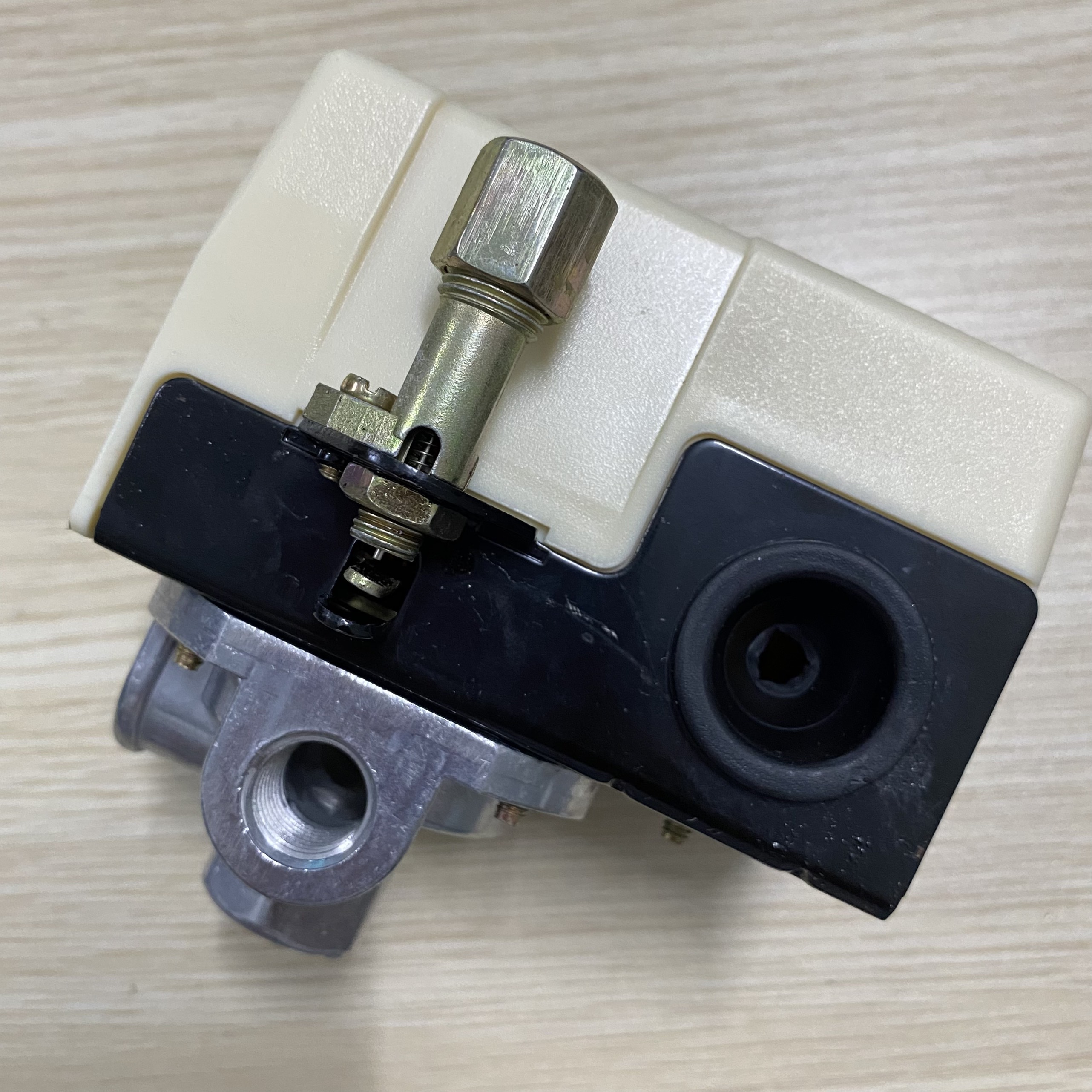 Rơ-le nén khí đài loan 4 chân ren 11.5mm - rơ-le máy hơi