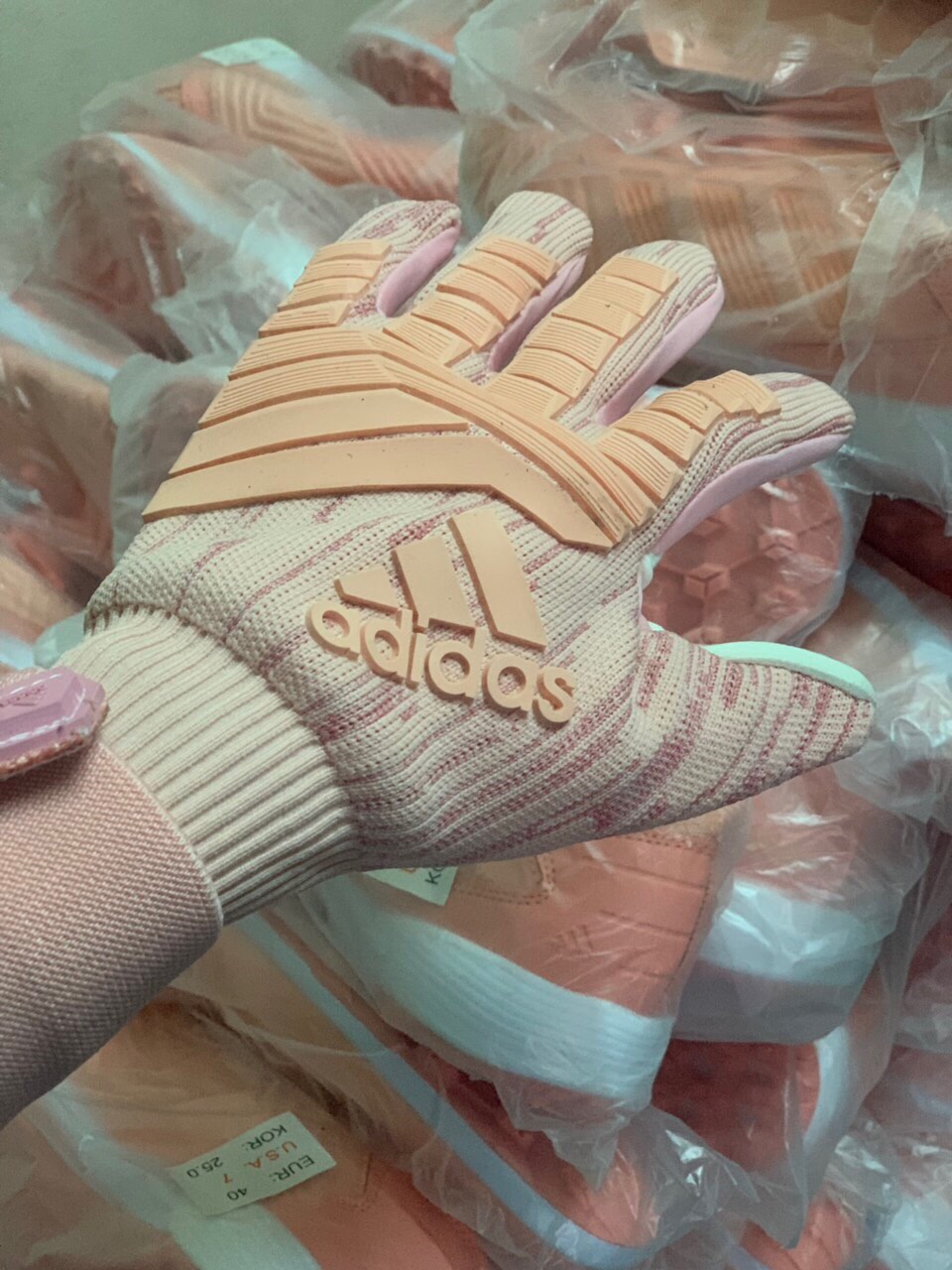 Sỉ găng tay thủ môn Predator hồng bùi tiến dũng cam kết hàng đúng mô tả chất lượng đảm bảo đa dạng mẫu mã màu sắc kích cỡ