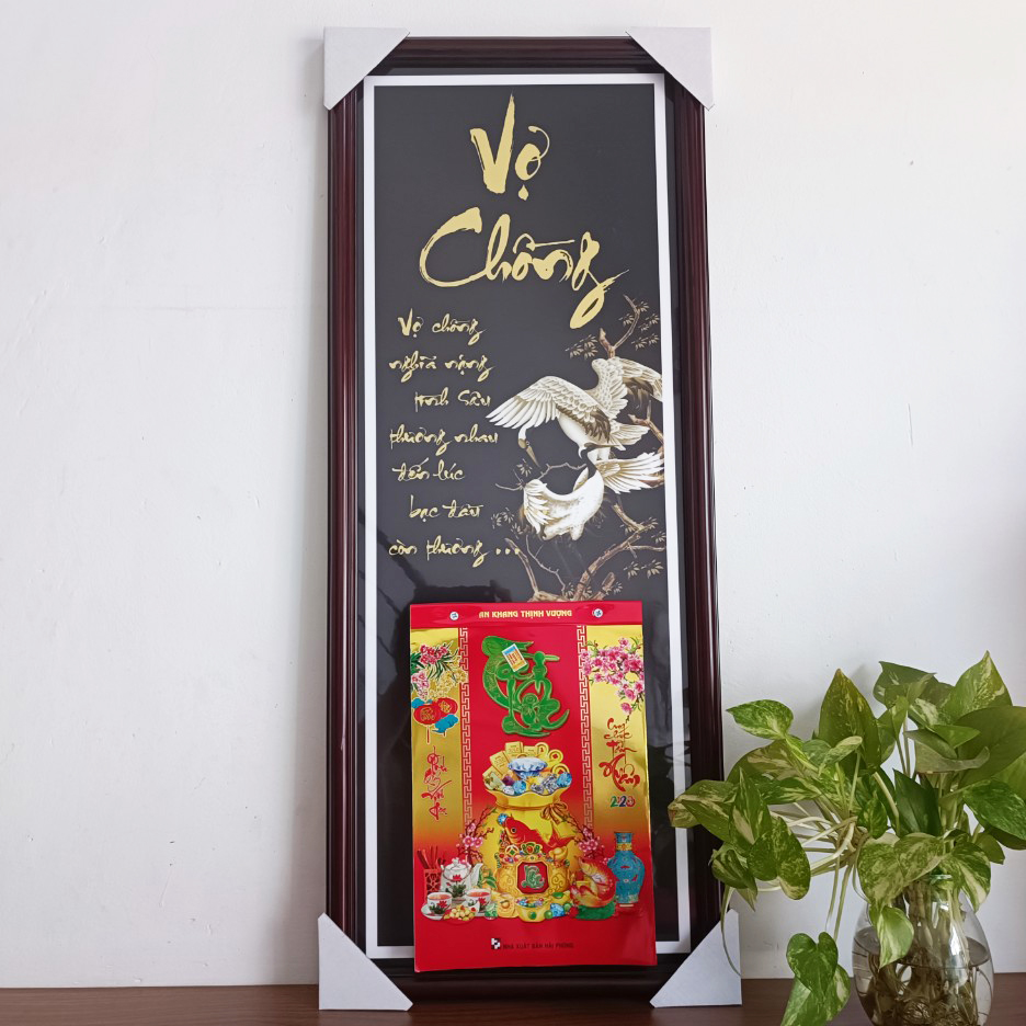 Lịch treo tường 2024, khung gỗ tráng gương chữ thư pháp Vợ Chồng tặng lốc lịch 20x30cm siêu đại