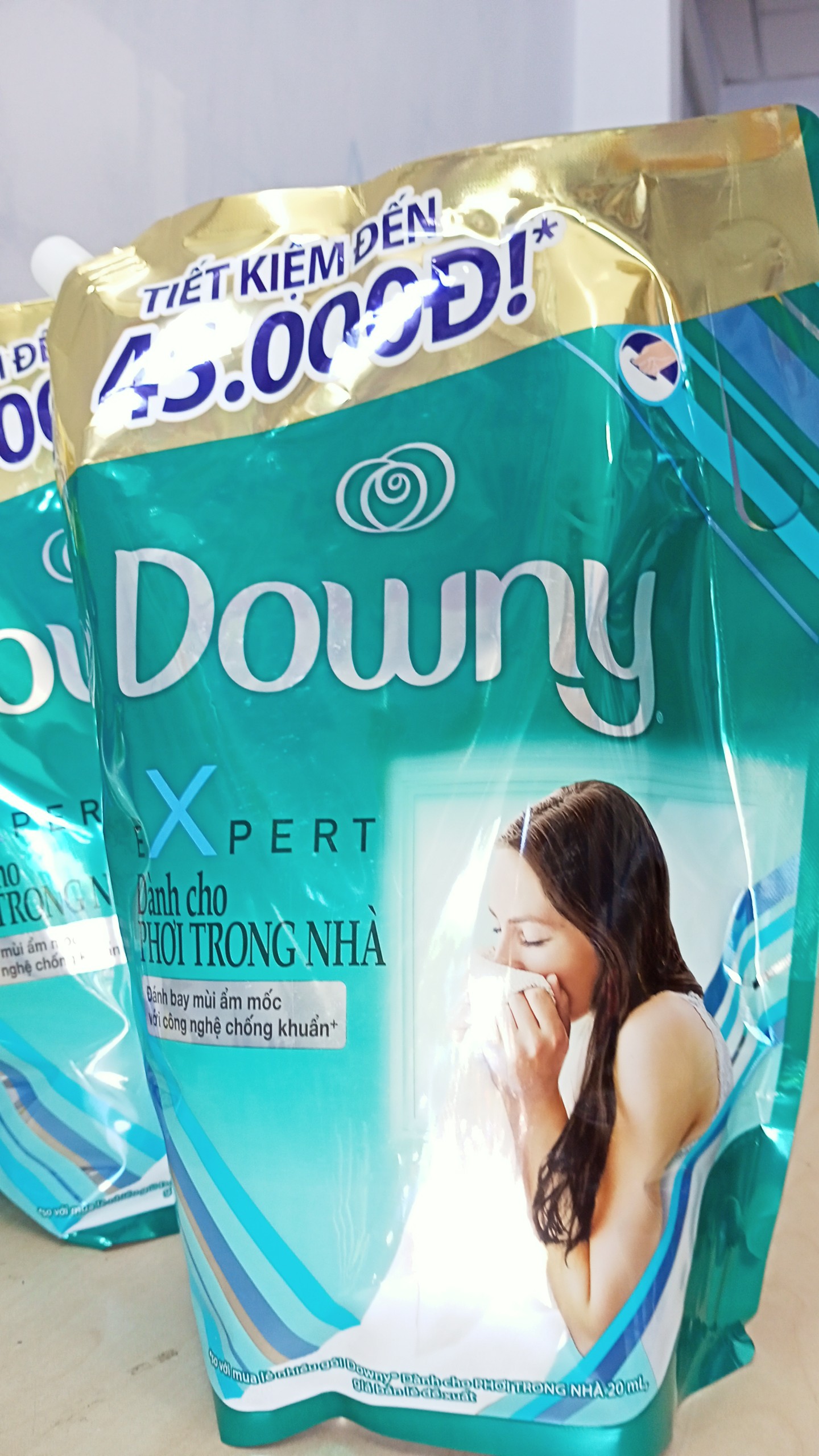 Nước xả vải Downy Expert phơi trong nhà túi 2.4L