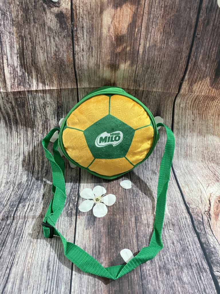Túi đeo chéo tròn xanh lá milo 2 ngăn, túi đeo trái banh hkm milo 2 ngăn dành cho bé mê màu xanh lá, thích bóng đá