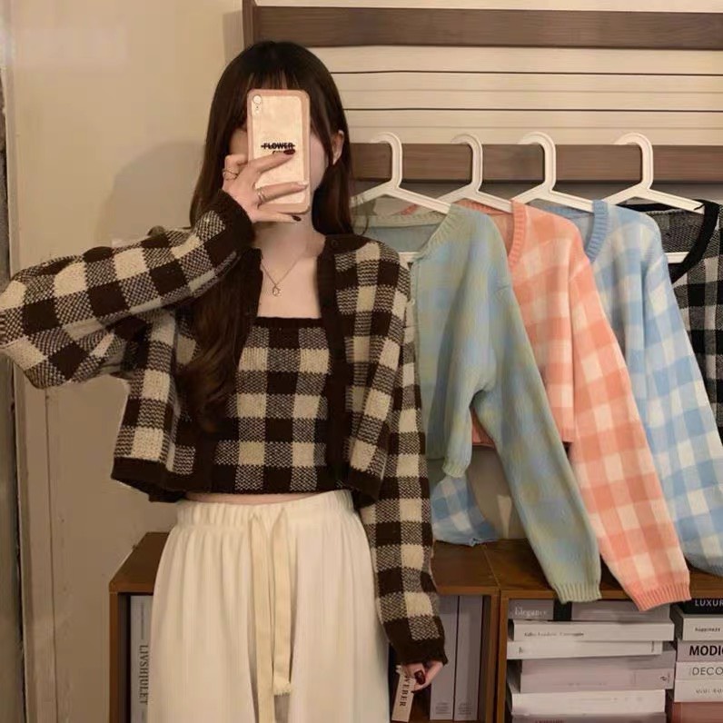 Sét áo cardigan khoác ngoài và áo dây họa tiết ô vuông B05, áo khoác cardigan lennhiều màu, dáng croptop cực dễ phối đồ.