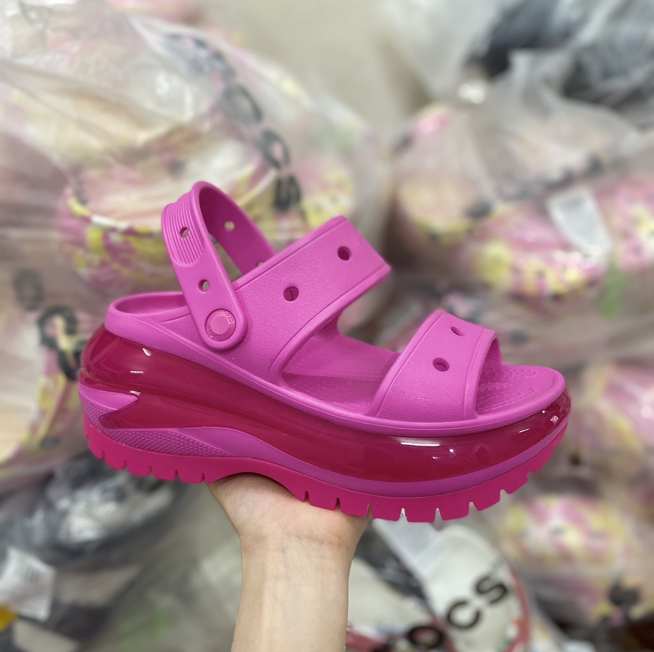 crocs- dép sandal mega Crush bóng nam nữ model 2023 hàng đang hot đế cao 8cm tặng 6 charm ngẫu nhiên