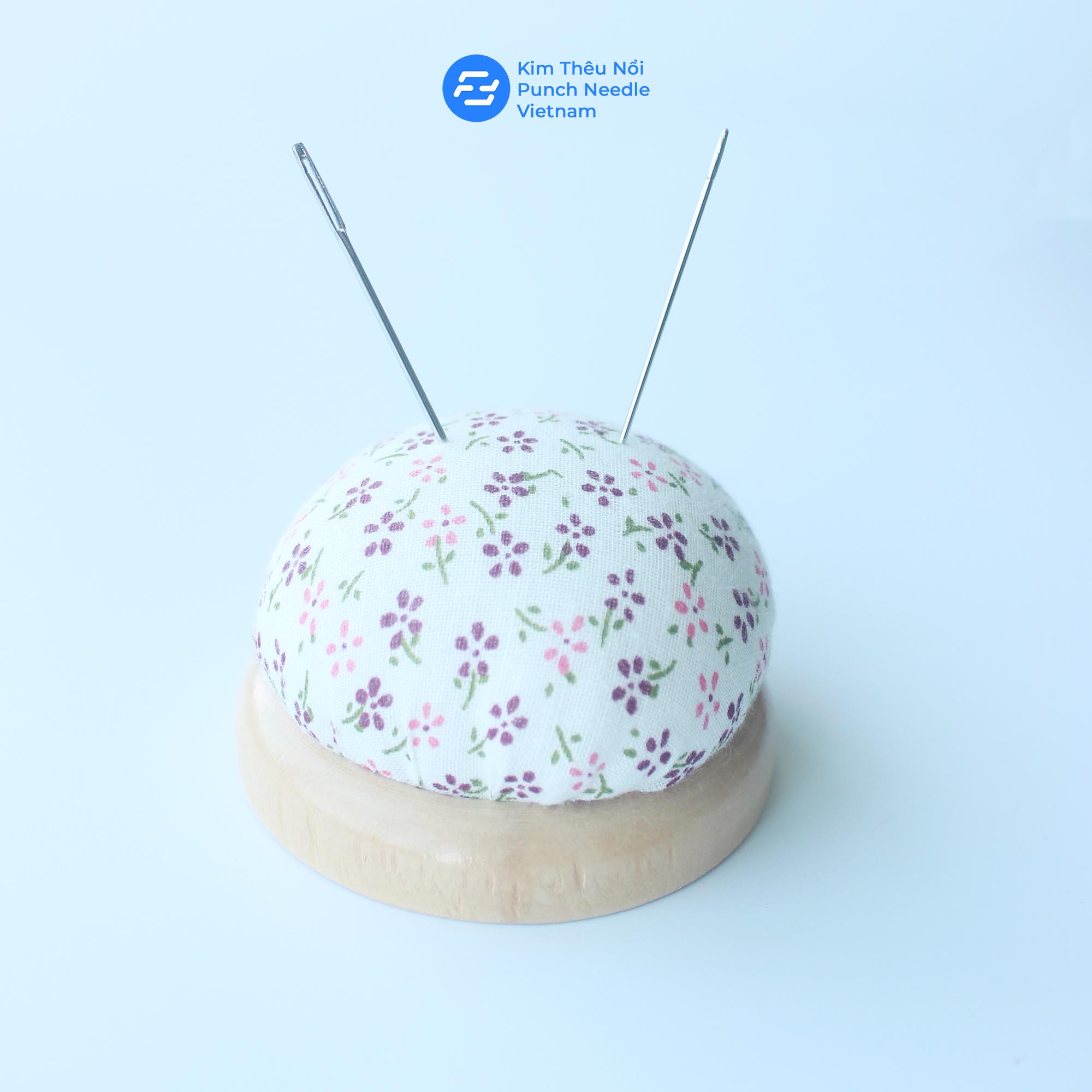 Gối bông cắm kim đế gỗ handmade