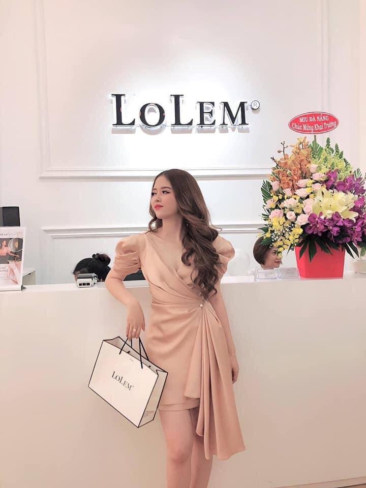 Đầm dự tiệc phi lụa cổ V lệch tà cài trâm